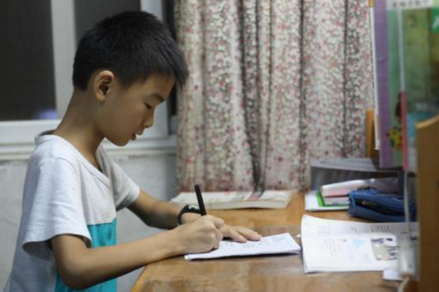 小学生作文《假如我是奥特曼》，角度清奇有趣，老师看后笑出眼泪