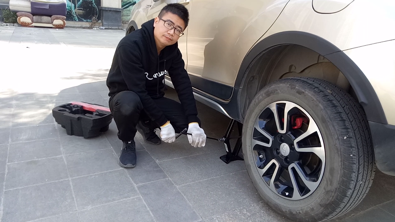 千斤顶怎么用，车辆千斤顶的正确使用方法 