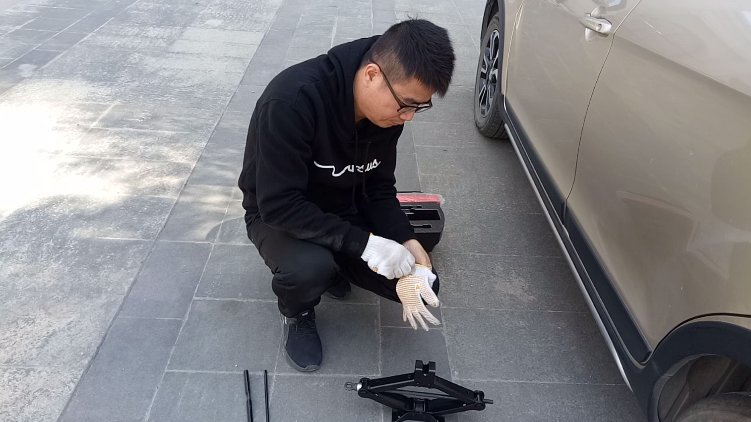 千斤顶怎么用，车辆千斤顶的正确使用方法 