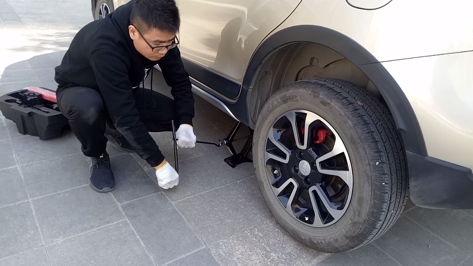 千斤顶怎么用，车辆千斤顶的正确使用方法 