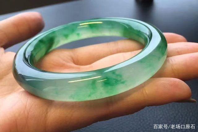 翡翠手镯怎么选才是最好的，翡翠手镯怎样选购