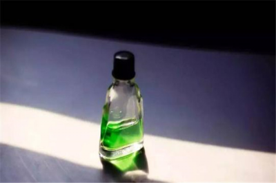​去除玻璃上贴纸的方法 花露水能去除玻璃上的贴纸吗