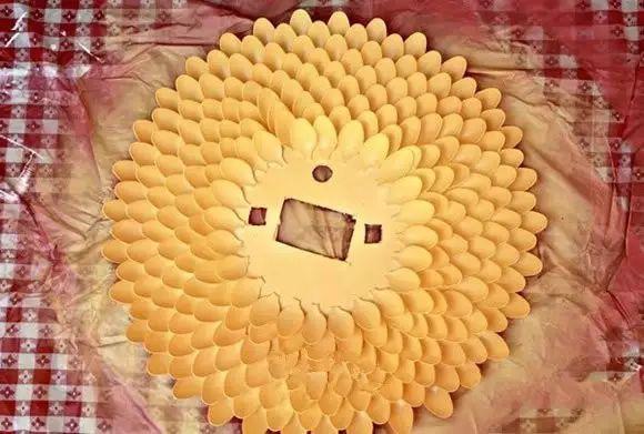 废物制作钟表手工（一次性勺子做出漂亮花卉挂钟）(8)