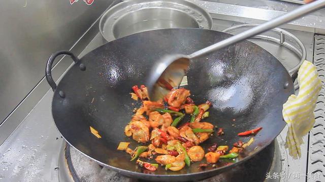 干锅虾最正宗的做法大全（厨师长分享干锅虾家常做法）(5)
