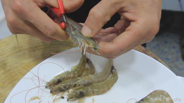 干锅虾最正宗的做法大全（厨师长分享干锅虾家常做法）(2)