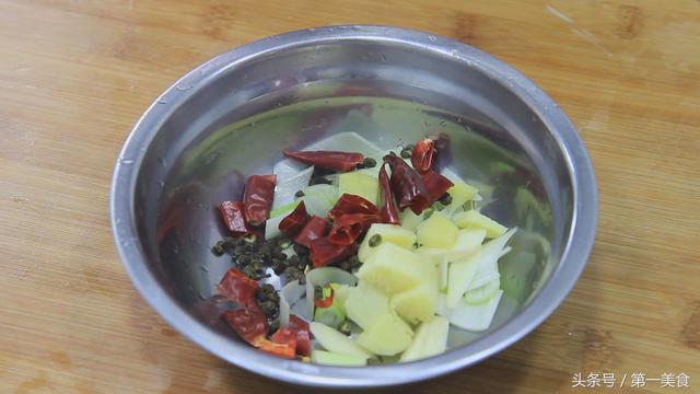 干锅虾最正宗的做法大全（厨师长分享干锅虾家常做法）(3)