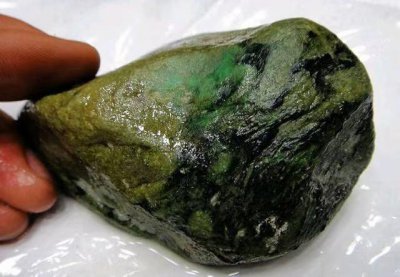 ​翡翠原石的价格（目前翡翠的原石价格如何）