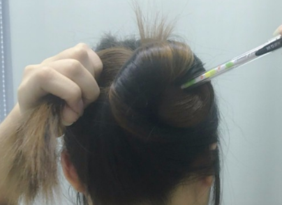 如何盘出蓬松的头发,怎样盘头发既简单又好看蓬松 盘发图7