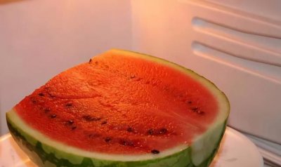 ​过夜西瓜放冰箱能吃不,过夜的西瓜放冰箱里能吃吗