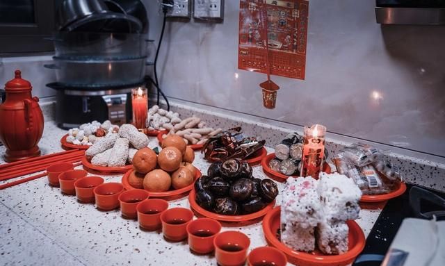 迎财神是年初几，俗语“灶王看见锅，来年欠债多”，灶王是谁？小年到底是哪一天？图2