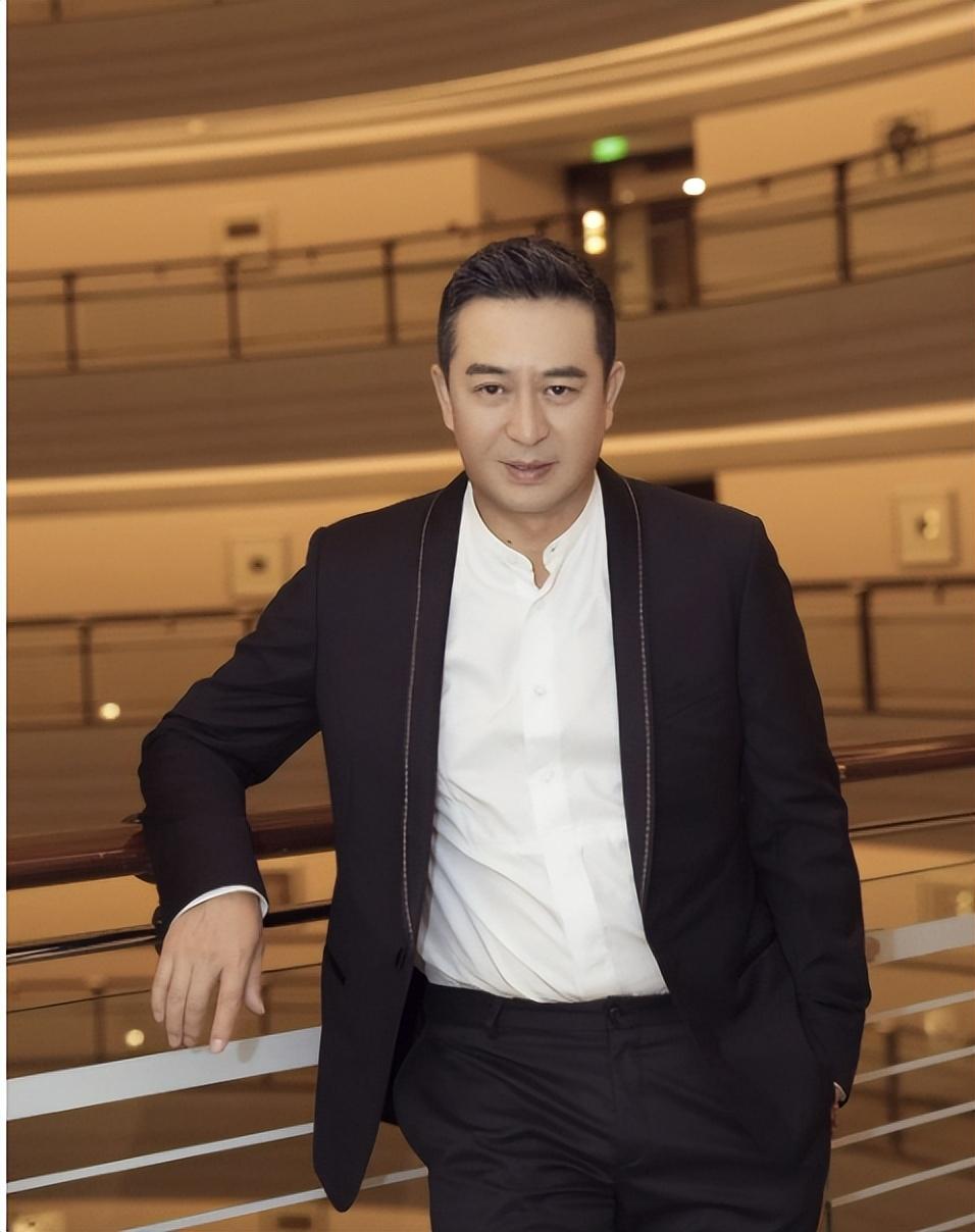张嘉译个人资料简介（20年后，再看张嘉译的婚姻，才知道当初他和杜珺离婚为何如此坚决）