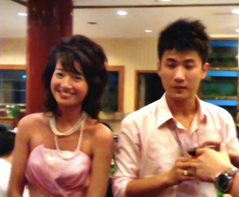 主持人朱丹：一段失败的婚姻，二婚嫁给周一围，在卑微中幸福