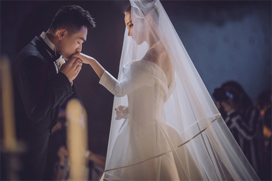 张馨予个人资料及简介（著名演员张馨予：嫁何捷当军嫂，婚后生一女，日子红红火火有滋味）