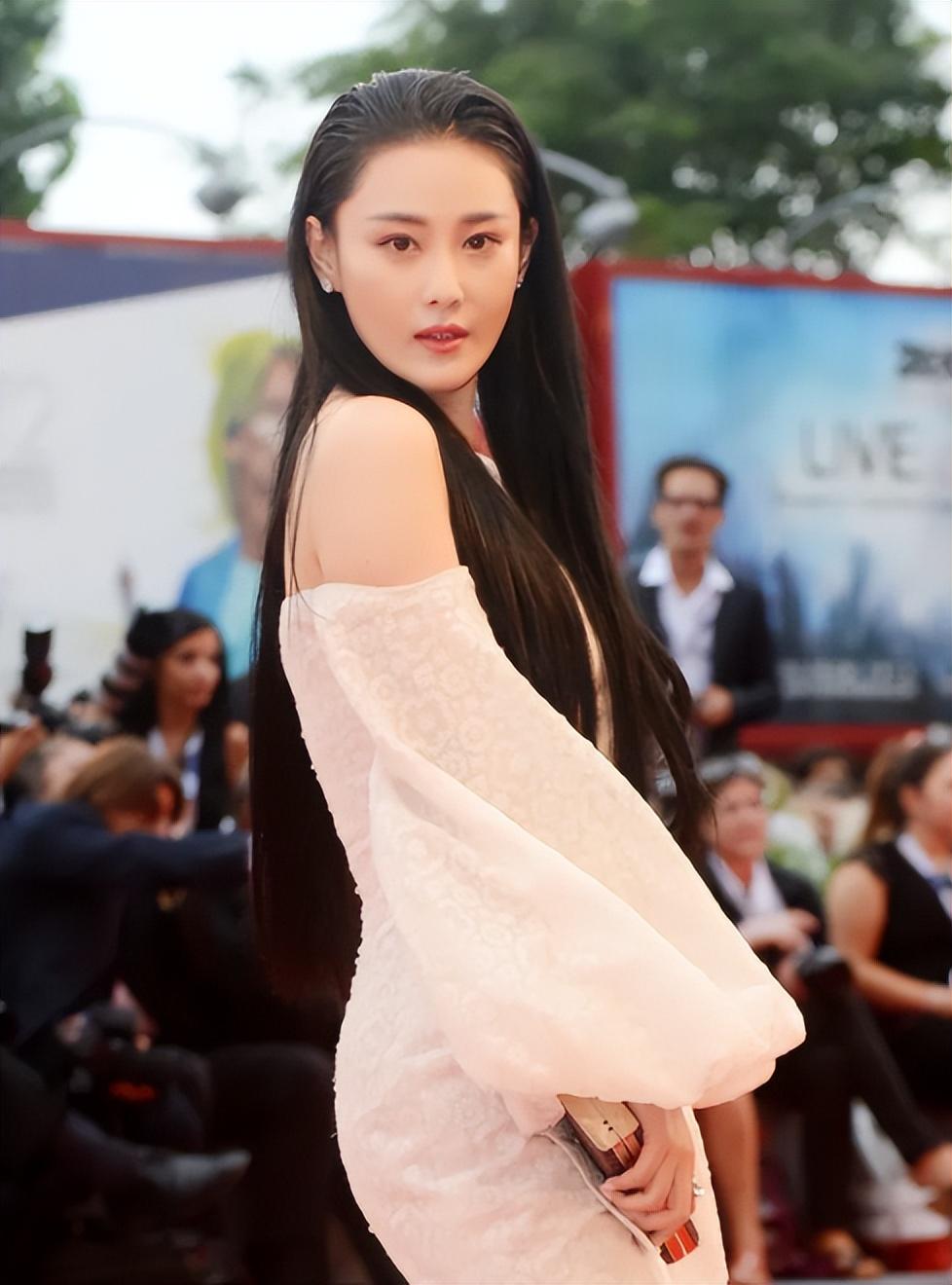 张馨予个人资料及简介（著名演员张馨予：嫁何捷当军嫂，婚后生一女，日子红红火火有滋味）