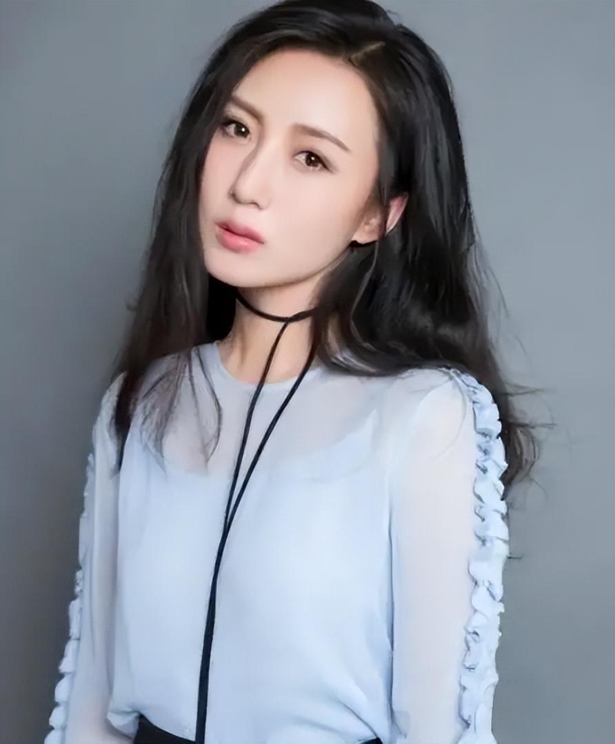 著名演员吕丽萍的个人资料简介：结婚又离婚，甘当儿子爱情导师，幸福升级做婆婆