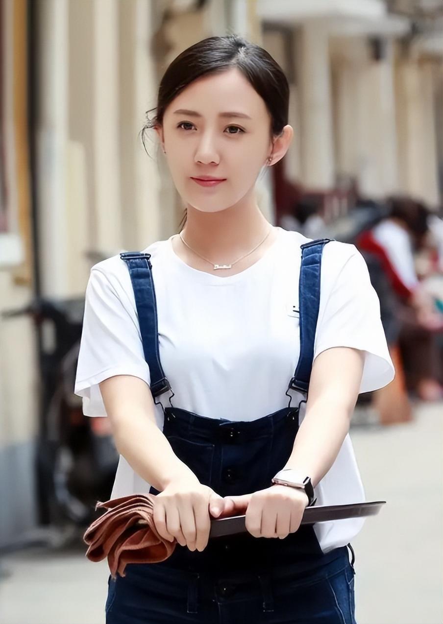 著名演员吕丽萍的个人资料简介：结婚又离婚，甘当儿子爱情导师，幸福升级做婆婆