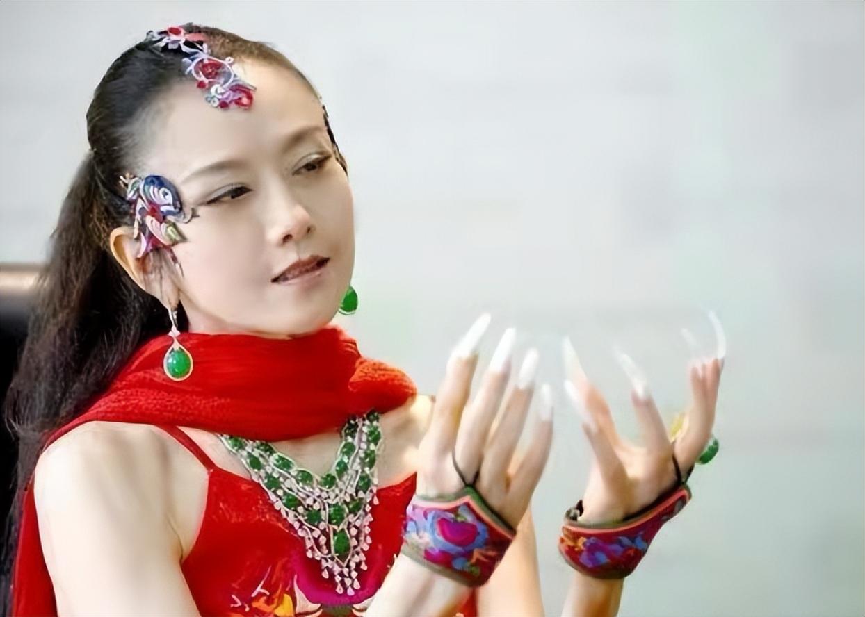 杨丽萍简介个人资料（63岁无儿女、无老伴、如今舞蹈也没了，杨丽萍的人生是成功的吗？）