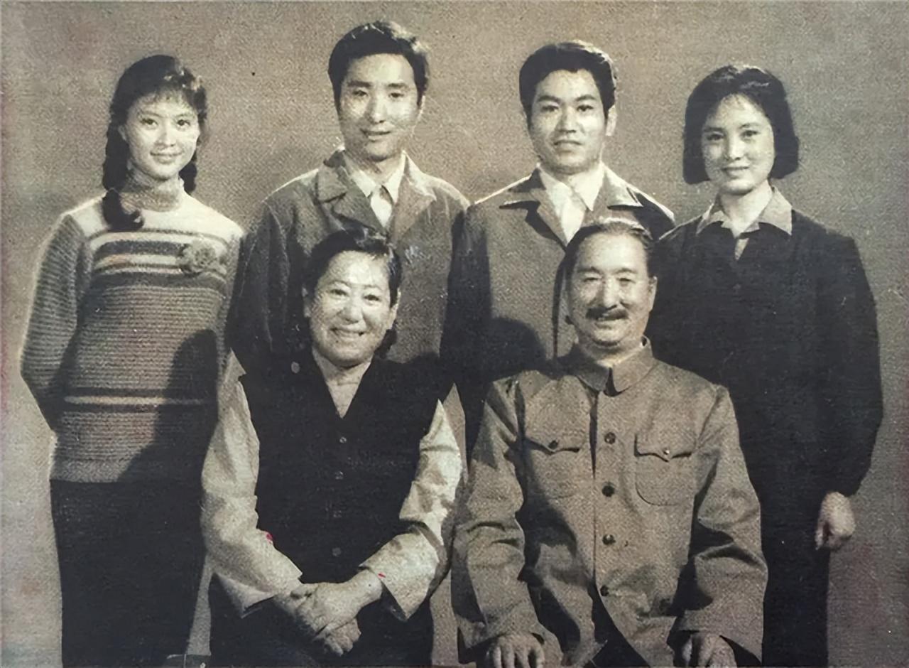 陈佩斯个人资料简介及 “小品之王”：被封杀24年，穷到开荒种地，到底得罪了谁？