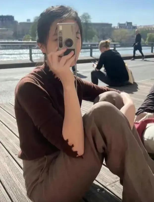 凌乱但难掩美貌王菲现身米兰机场，穿旧衣给女儿做榜样
