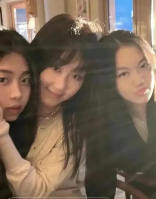 凌乱但难掩美貌王菲现身米兰机场，穿旧衣给女儿做榜样