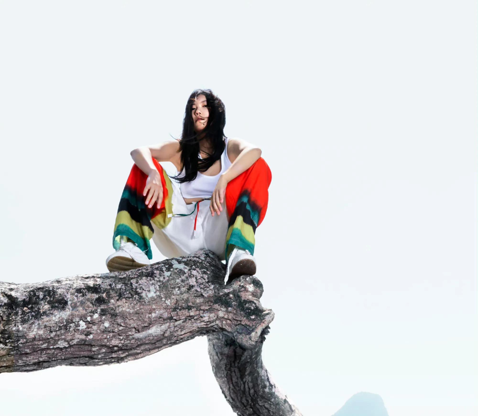凌乱但难掩美貌王菲现身米兰机场，穿旧衣给女儿做榜样
