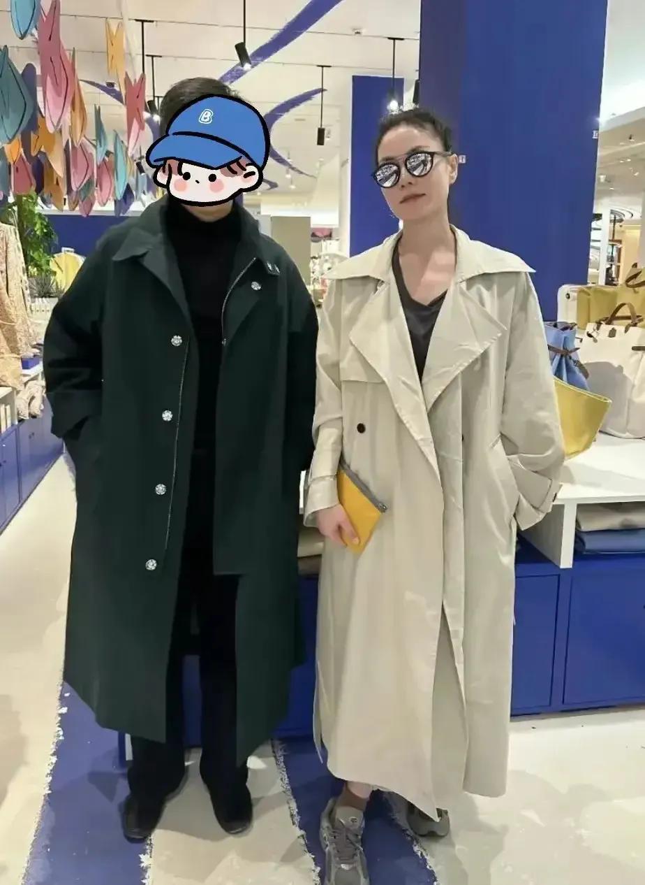 凌乱但难掩美貌王菲现身米兰机场，穿旧衣给女儿做榜样