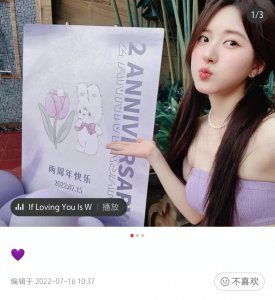 ​赵露思晒紫色泳装照，戴万元手表穿百元拖鞋，腰肢纤细马甲线明显
