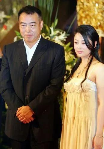 陈红个人资料: “中年美妇”陈红：28岁嫁给陈凯歌，生两个孩子，54岁还是少女
