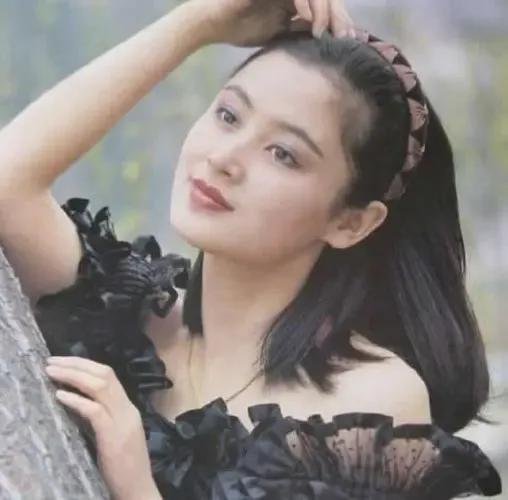 陈红个人资料: “中年美妇”陈红：28岁嫁给陈凯歌，生两个孩子，54岁还是少女