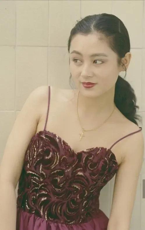 陈红个人资料: “中年美妇”陈红：28岁嫁给陈凯歌，生两个孩子，54岁还是少女