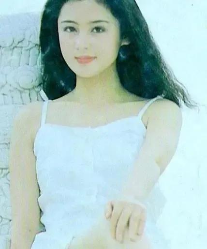 陈红个人资料: “中年美妇”陈红：28岁嫁给陈凯歌，生两个孩子，54岁还是少女