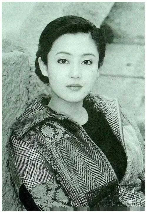 陈红个人资料: “中年美妇”陈红：28岁嫁给陈凯歌，生两个孩子，54岁还是少女