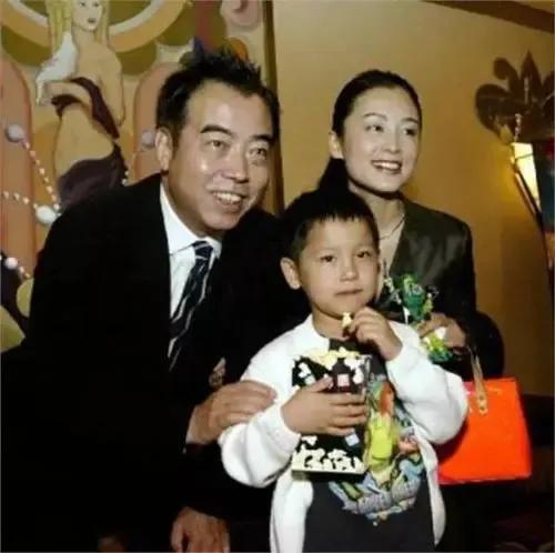 陈红个人资料: “中年美妇”陈红：28岁嫁给陈凯歌，生两个孩子，54岁还是少女