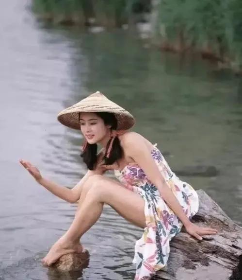 陈红个人资料: “中年美妇”陈红：28岁嫁给陈凯歌，生两个孩子，54岁还是少女