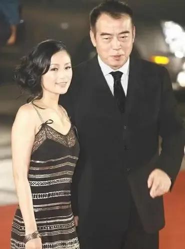 陈红个人资料: “中年美妇”陈红：28岁嫁给陈凯歌，生两个孩子，54岁还是少女