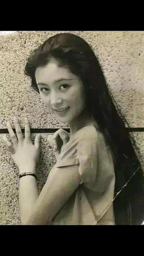 陈红个人资料: “中年美妇”陈红：28岁嫁给陈凯歌，生两个孩子，54岁还是少女