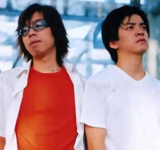 李健个人资料及简历介绍（李健：10岁邂逅妻子，结婚20多年无房无子，他为何如此“清醒”？）