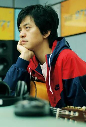 李健个人资料及简历介绍（李健：10岁邂逅妻子，结婚20多年无房无子，他为何如此“清醒”？）