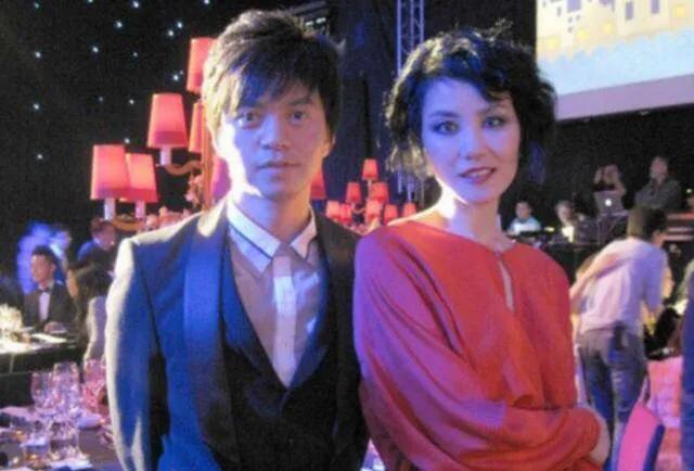 李健个人资料及简历介绍（李健：10岁邂逅妻子，结婚20多年无房无子，他为何如此“清醒”？）