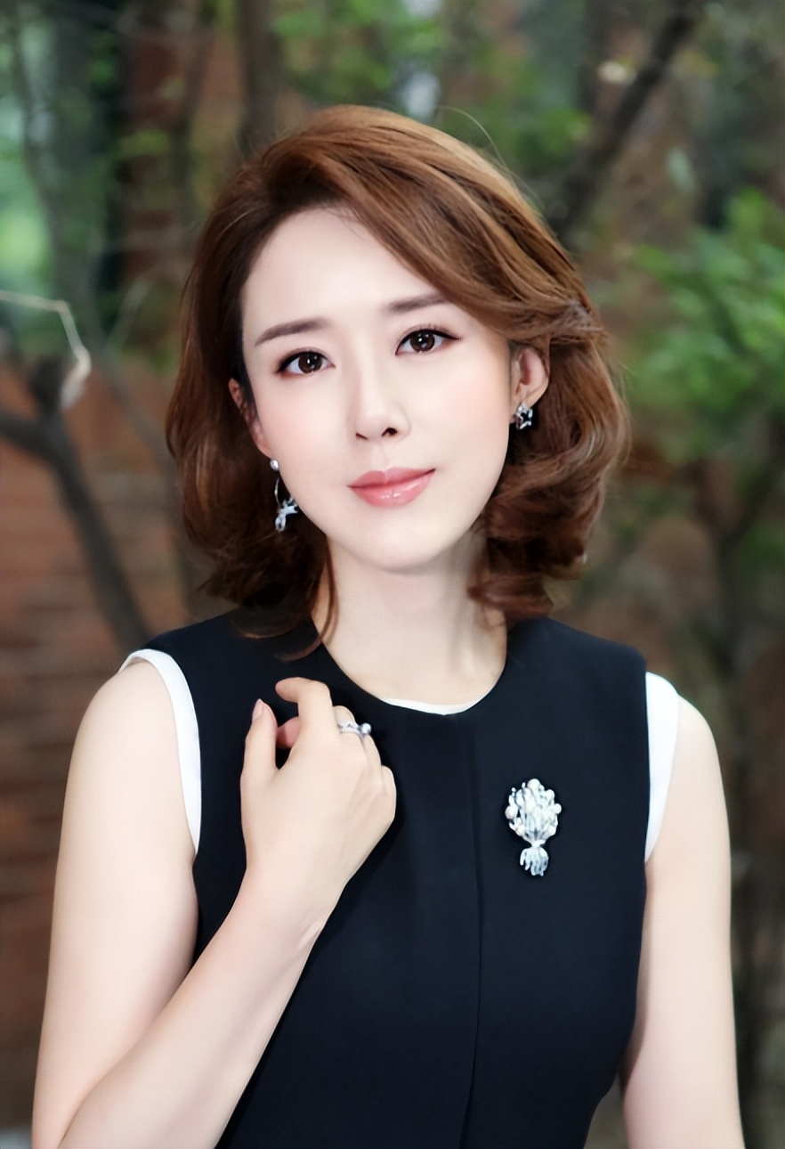 演员颜丹晨个人资料：嫁给没名气小丈夫，44岁高龄生子，如今生活幸福美满