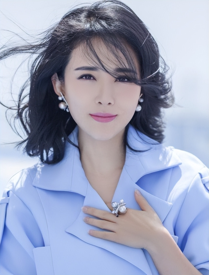 演员颜丹晨个人资料：嫁给没名气小丈夫，44岁高龄生子，如今生活幸福美满