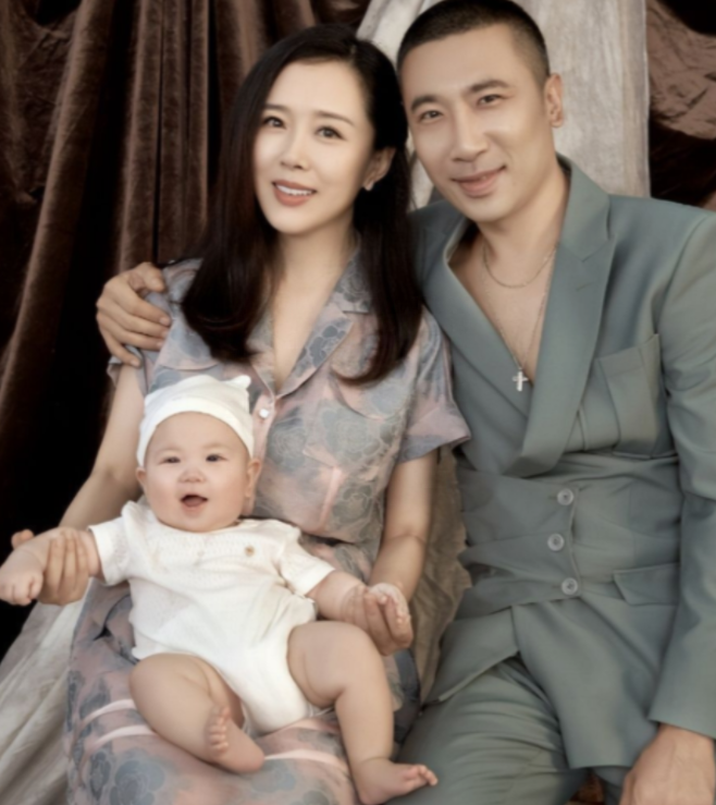 演员颜丹晨个人资料：嫁给没名气小丈夫，44岁高龄生子，如今生活幸福美满