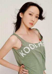 ​萨顶顶是谁(36岁的萨顶顶，走到今天能怪谁呢？跌落的口碑到底是回不去了)