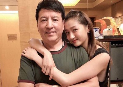 ​关晓彤的父是谁啊(关晓彤爸爸关少曾：难忘女儿成名背后的心酸，害怕她被男人辜