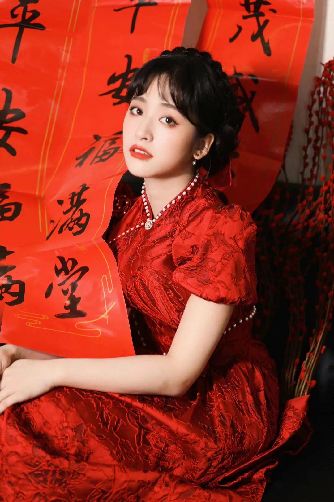 明星穿搭红榜 | 39岁的唐嫣状态好绝！娜扎露背造型好迷人