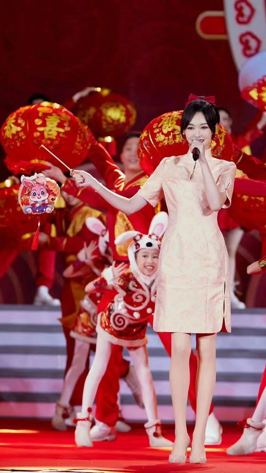 明星穿搭红榜 | 39岁的唐嫣状态好绝！娜扎露背造型好迷人