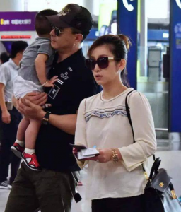 ​秦海璐怀孕,出生时9斤，患有“巨婴症”的秦海璐儿子，如今长相大变化