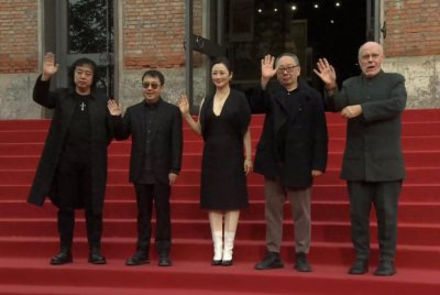​平遥红毯：周冬雨露背装太修长，朱一龙贵气，文淇像周深