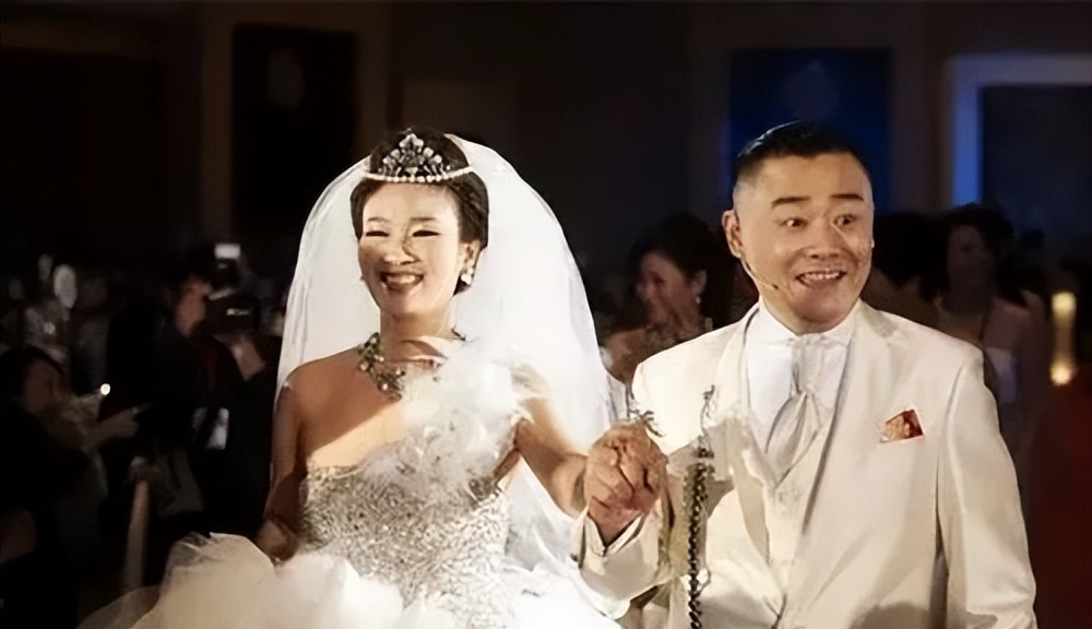 巨贪前夫前脚入狱，转身嫁给周立波的女富豪胡洁，如今怎么样？
