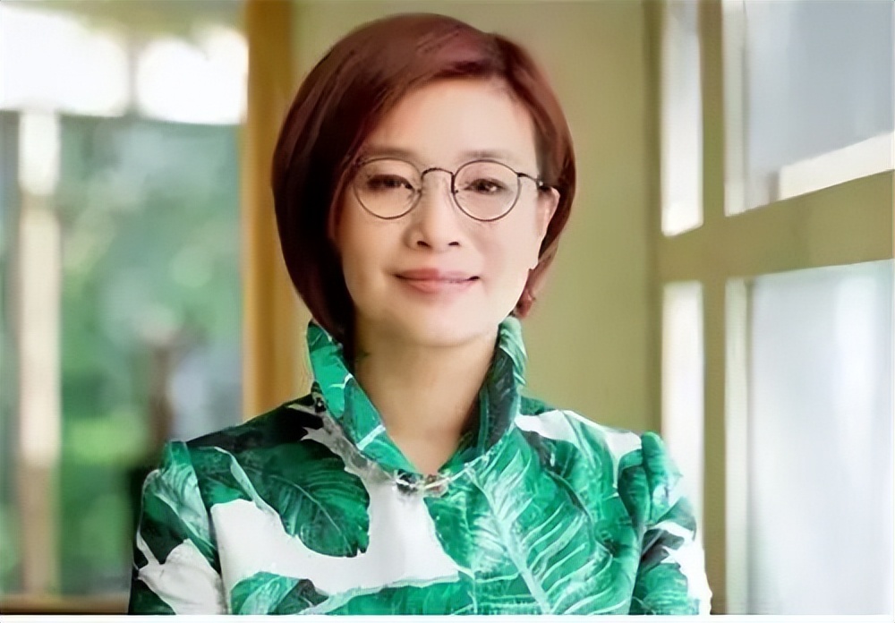 巨贪前夫前脚入狱，转身嫁给周立波的女富豪胡洁，如今怎么样？